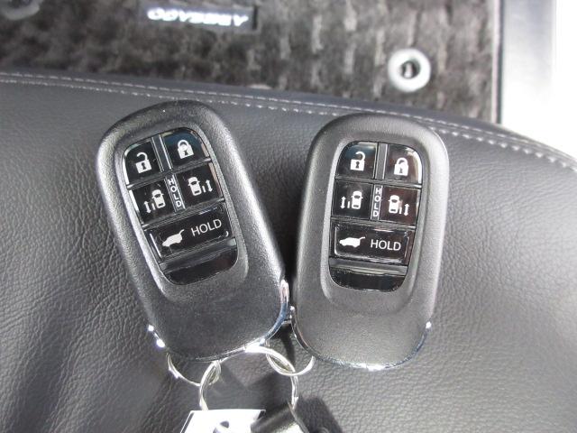 スマートキー付！キーを取り出さなくてもドアロックの施錠・開錠、エンジンの始動が出来ます！雨の日や荷物の多い日にとても便利ですね♪