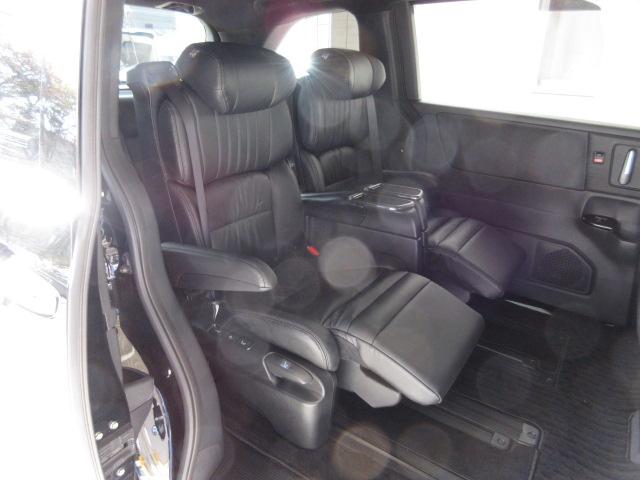 ２列目シートはオットマンも付いたプレミアムクレードルシート☆リビングのソファに座っているようにくつろげる空間ですよ♪