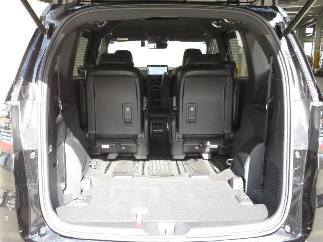 ３列目を下部へ収納すればこんなに広々スペースの出来上がり！自転車などの大物も積み込み可能です。