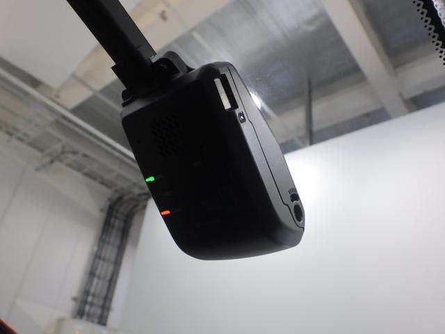 フィット ｅ：ＨＥＶＲＳ　禁煙車　エアバッグ　ナビ＆ＴＶ　パワーウィンドウ　助手席エアバッグ　Ｄレコ　フルセグテレビ　ＬＥＤヘッドランプ　セキュリティアラーム　フルオートエアコン　ＥＴＣ装備　スマートキ　パワーステアリング（5枚目）