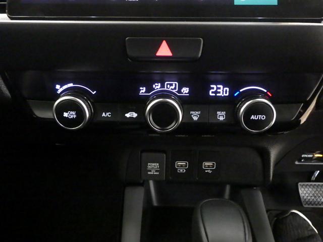 フィット ｅ：ＨＥＶＲＳ　禁煙車　エアバッグ　ナビ＆ＴＶ　パワーウィンドウ　助手席エアバッグ　Ｄレコ　フルセグテレビ　ＬＥＤヘッドランプ　セキュリティアラーム　フルオートエアコン　ＥＴＣ装備　スマートキ　パワーステアリング（9枚目）