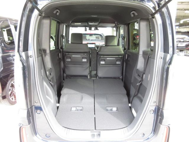 リアシートを倒せば広々荷室の出来上がり♪アレンジ次第でさまざまな荷物が積み込めますよ。