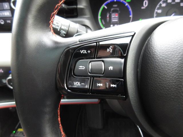 ハンドルにオーディオの操作スイッチが装備されています！視線を前方から外さずハンドルから手を離さずに操作できるのでとっても安全ですね♪