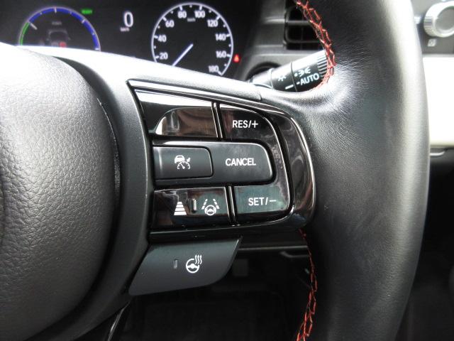 ハンドル右側にはクルーズコントロールのスイッチが装備され運転中の操作も安心して行えます！