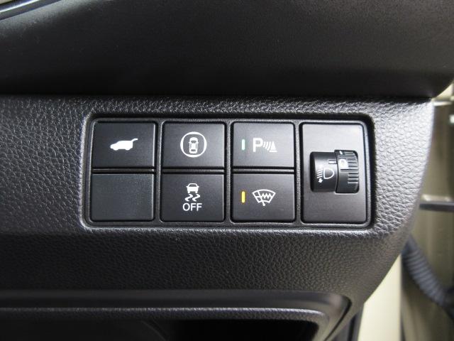 パーキングセンサーや横滑りを防ぐＶＳＡ等のスイッチ類は運転席の右側、手の届きやすい位置にあります。