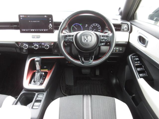 ドライバーを包み込むように、ディスプレーやスイッチ、コンソールを配置。座った瞬間から運転への期待が！空間そのものの心地よさにこだわっています。