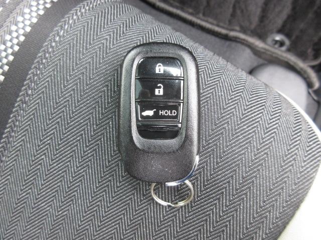 スマートキー付！キーを取り出さなくてもドアロックの施錠・開錠、エンジンの始動が出来ます！雨の日や荷物の多い日にとても便利ですね♪