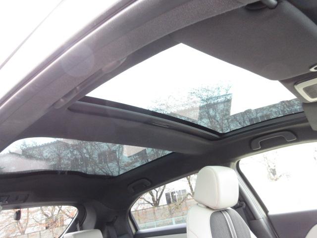 全席に爽やかな開放感をもたらすパノラマルーフ♪日差しの熱を低減するＬｏｗ−Ｅガラスを採用することでシェードがなくても快適です。