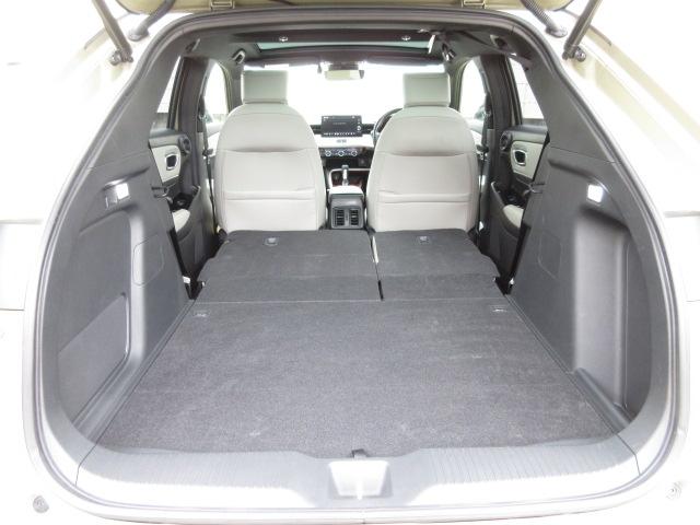 リアシートを倒せば広々荷室の出来上がり♪アレンジ次第でさまざまな荷物が積み込めますよ。