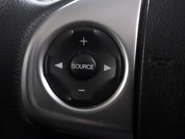 ハンドルにオーディオの操作スイッチが装備されています！視線を前方から外さずハンドルから手を離さずに操作できるのでとっても安全ですね♪