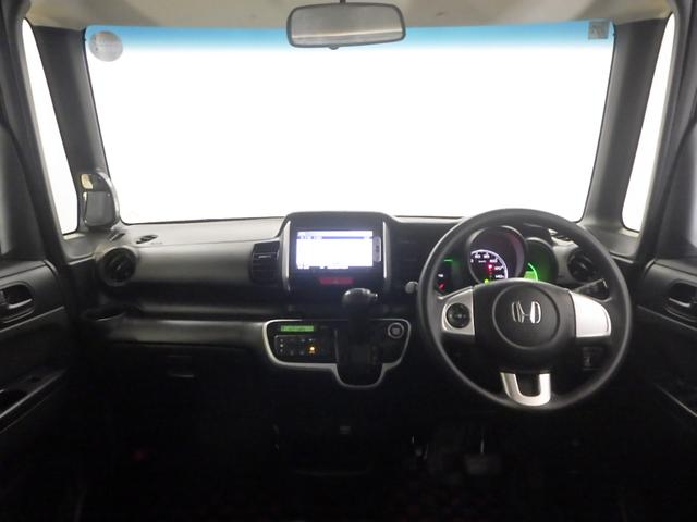 ドライバーを包み込むように、ディスプレーやスイッチ、コンソールを配置。座った瞬間から運転への期待が！空間そのものの心地よさにこだわっています。