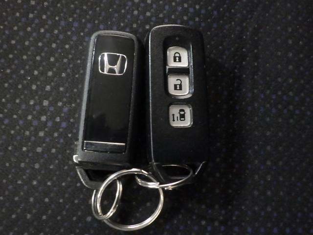 スマートキー付！キーを取り出さなくてもドアロックの施錠・開錠、エンジンの始動が出来ます！雨の日や荷物の多い日にとても便利ですね♪