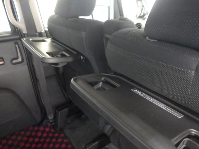 おやつタイムに活躍するシートバックテーブル付きです。