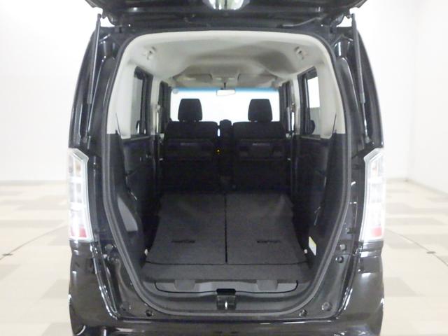 リアシートを倒せば広々荷室の出来上がり♪アレンジ次第でさまざまな荷物が積み込めますよ。