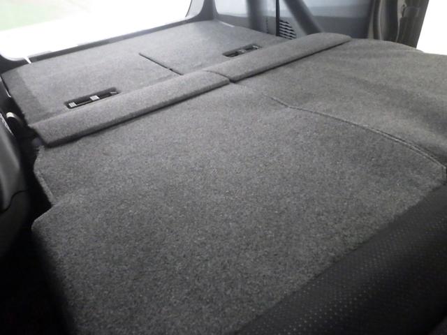 リアシートを倒せば広々荷室の出来上がり♪アレンジ次第でさまざまな荷物が積み込めますよ。