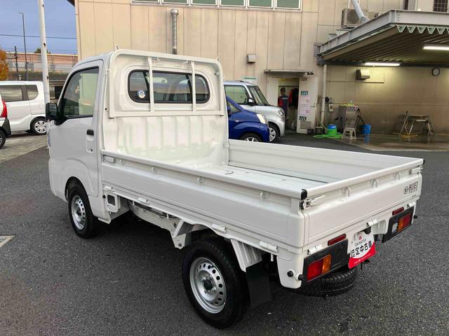 ハイゼットトラック スタンダード 荷台三方開 スマートアシスト 横滑り防止装置 前後コーナーセンサー アイドリングストップ オートライト オートハイビーム スピーカー一体型AM/FMラジオ サイドレバー式駐車ブレーキ バッテリーカバー(8枚目)