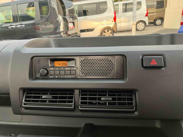 ハイゼットトラック スタンダード 荷台三方開 スマートアシスト 横滑り防止装置 前後コーナーセンサー アイドリングストップ オートライト オートハイビーム スピーカー一体型AM/FMラジオ サイドレバー式駐車ブレーキ バッテリーカバー(11枚目)