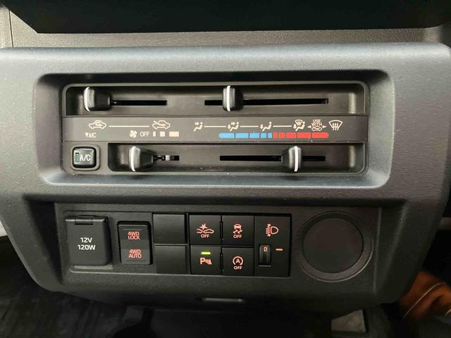 ハイゼットトラック スタンダード 荷台三方開 スマートアシスト 横滑り防止装置 前後コーナーセンサー アイドリングストップ オートライト オートハイビーム スピーカー一体型AM/FMラジオ サイドレバー式駐車ブレーキ バッテリーカバー(12枚目)