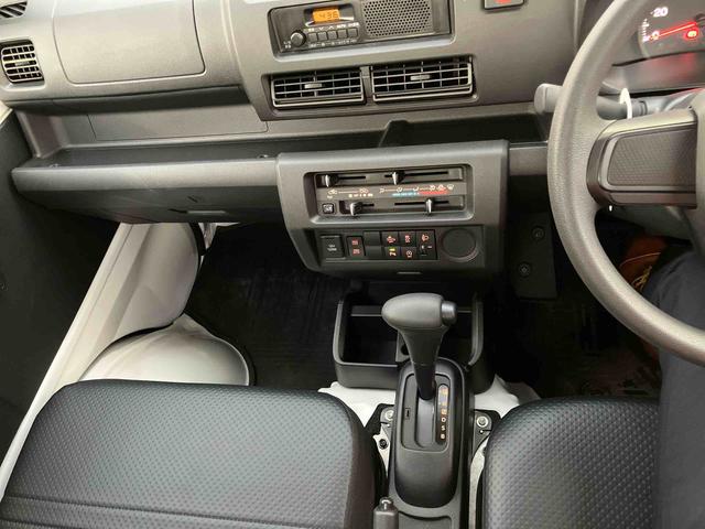 ハイゼットトラック スタンダード 荷台三方開 スマートアシスト 横滑り防止装置 前後コーナーセンサー アイドリングストップ オートライト オートハイビーム スピーカー一体型AM/FMラジオ サイドレバー式駐車ブレーキ バッテリーカバー(13枚目)