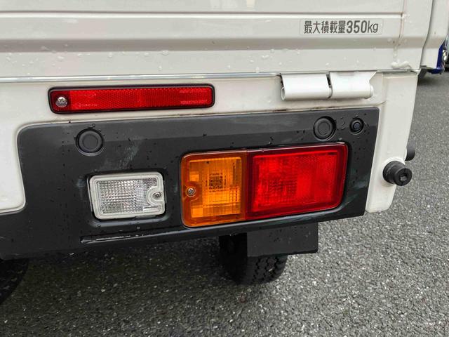 ハイゼットトラック スタンダード 荷台三方開 スマートアシスト 横滑り防止装置 前後コーナーセンサー アイドリングストップ オートライト オートハイビーム スピーカー一体型AM/FMラジオ サイドレバー式駐車ブレーキ バッテリーカバー(18枚目)