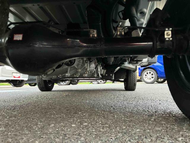ハイゼットトラック スタンダード 荷台三方開 スマートアシスト 横滑り防止装置 前後コーナーセンサー アイドリングストップ オートライト オートハイビーム スピーカー一体型AM/FMラジオ サイドレバー式駐車ブレーキ バッテリーカバー(24枚目)