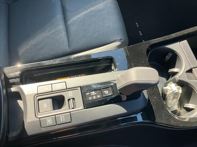 プリウス Ｚ　ナビ　全方位モニター　ソーラーパネル装着車　バックカメラ　オートライト　プッシュスタート　オートエアコン　衝突被害軽減システム　衝突安全ボディ（10枚目）