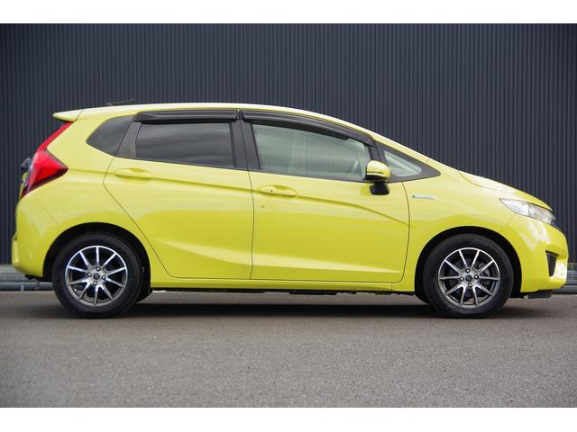 フィットハイブリッド Ｌパッケージ　電動格納式ミラー　ＡＵＴＯライト　ナビ＆ＴＶ　地デジフルセグＴＶ　ＵＳＢ　サイドエアバック　ＤＶＤ再生　バックカメラ　オートクルーズコントロール　イモビライザー　ＥＴＣ　ＥＳＣ　ＡＵＴＯエアコン（5枚目）