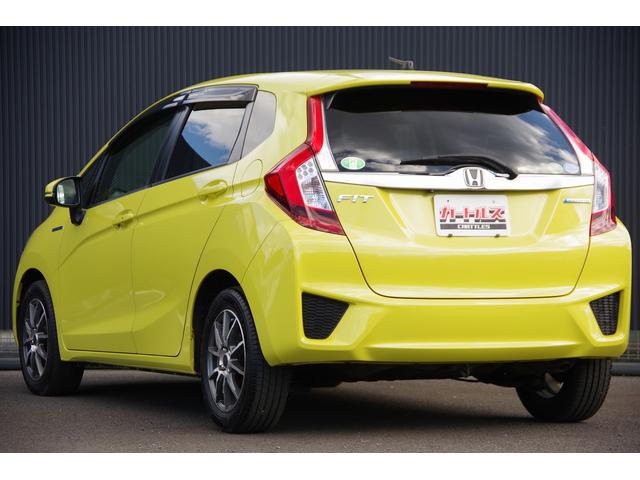 フィットハイブリッド Ｌパッケージ　電動格納式ミラー　ＡＵＴＯライト　ナビ＆ＴＶ　地デジフルセグＴＶ　ＵＳＢ　サイドエアバック　ＤＶＤ再生　バックカメラ　オートクルーズコントロール　イモビライザー　ＥＴＣ　ＥＳＣ　ＡＵＴＯエアコン（8枚目）