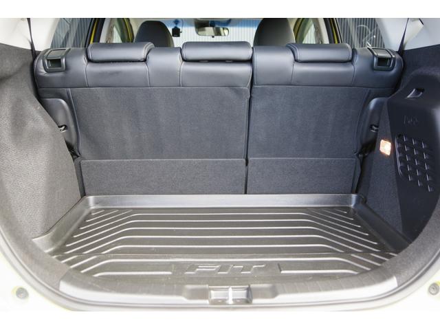 フィットハイブリッド Ｌパッケージ　電動格納式ミラー　ＡＵＴＯライト　ナビ＆ＴＶ　地デジフルセグＴＶ　ＵＳＢ　サイドエアバック　ＤＶＤ再生　バックカメラ　オートクルーズコントロール　イモビライザー　ＥＴＣ　ＥＳＣ　ＡＵＴＯエアコン（12枚目）