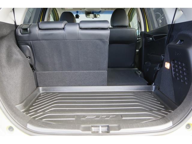 フィットハイブリッド Ｌパッケージ　電動格納式ミラー　ＡＵＴＯライト　ナビ＆ＴＶ　地デジフルセグＴＶ　ＵＳＢ　サイドエアバック　ＤＶＤ再生　バックカメラ　オートクルーズコントロール　イモビライザー　ＥＴＣ　ＥＳＣ　ＡＵＴＯエアコン（13枚目）