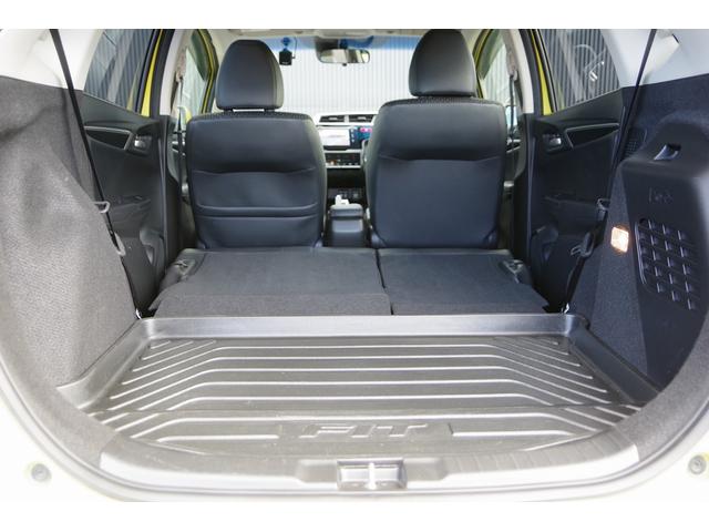 フィットハイブリッド Ｌパッケージ　電動格納式ミラー　ＡＵＴＯライト　ナビ＆ＴＶ　地デジフルセグＴＶ　ＵＳＢ　サイドエアバック　ＤＶＤ再生　バックカメラ　オートクルーズコントロール　イモビライザー　ＥＴＣ　ＥＳＣ　ＡＵＴＯエアコン（15枚目）