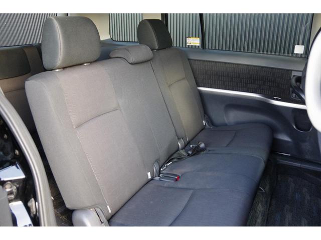 アイシス プラタナ Bカメ プッシュスタートスマートキー パワーウインドウ キーレスエントリー ダブルエアバッグ 横滑り防止 オートエアコン DVD 3列シート イモビライザー ETC パワステ 電動格納ミラー ABS(8枚目)