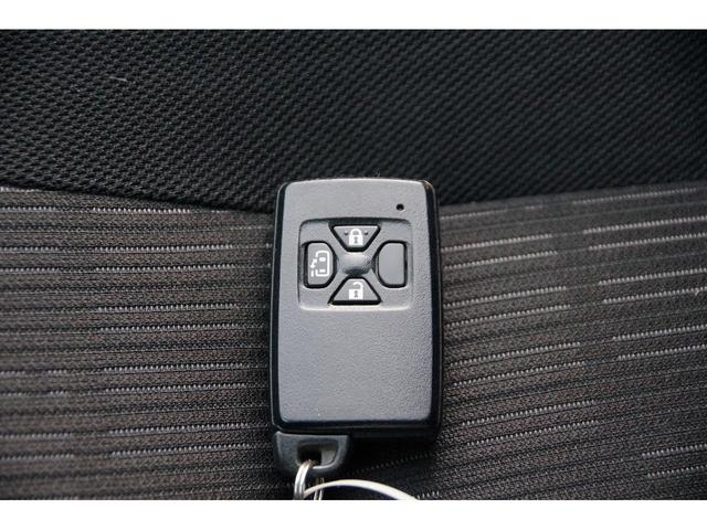 アイシス プラタナ Bカメ プッシュスタートスマートキー パワーウインドウ キーレスエントリー ダブルエアバッグ 横滑り防止 オートエアコン DVD 3列シート イモビライザー ETC パワステ 電動格納ミラー ABS(18枚目)