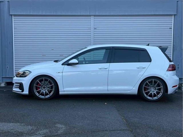ゴルフＧＴＩ ベースグレード　レムスマフラー／ＳＳＲホイール／Ｈ＆Ｒダウンサス／ＡＰＲエアインテーク／ＥＣＳエアインテークホース／トランクスポイラー／前後ブラックエンブレム／Ａｐｐｌｅ　Ｃａｒ　Ｐｌａｙ／バックカメラ／ドラレコ（9枚目）