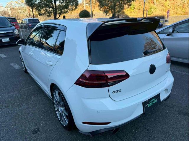 ゴルフＧＴＩ ベースグレード　レムスマフラー／ＳＳＲホイール／Ｈ＆Ｒダウンサス／ＡＰＲエアインテーク／ＥＣＳエアインテークホース／トランクスポイラー／前後ブラックエンブレム／Ａｐｐｌｅ　Ｃａｒ　Ｐｌａｙ／バックカメラ／ドラレコ（15枚目）
