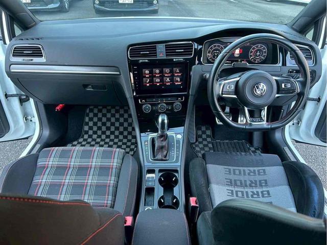 ゴルフＧＴＩ ベースグレード　レムスマフラー／ＳＳＲホイール／Ｈ＆Ｒダウンサス／ＡＰＲエアインテーク／ＥＣＳエアインテークホース／トランクスポイラー／前後ブラックエンブレム／Ａｐｐｌｅ　Ｃａｒ　Ｐｌａｙ／バックカメラ／ドラレコ（26枚目）