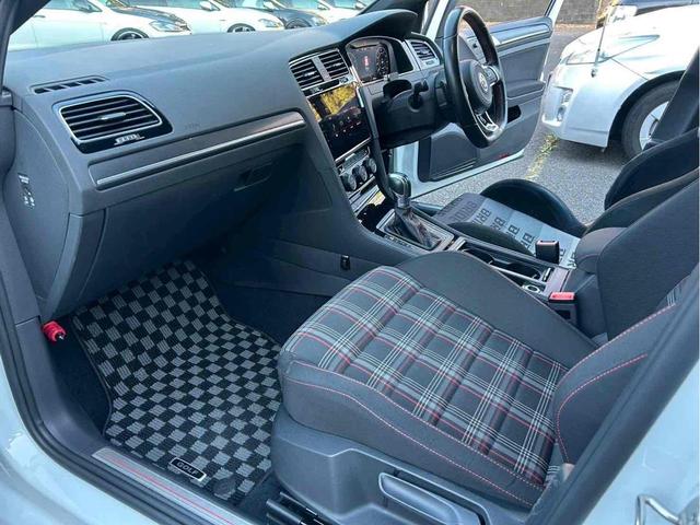 ゴルフＧＴＩ ベースグレード　レムスマフラー／ＳＳＲホイール／Ｈ＆Ｒダウンサス／ＡＰＲエアインテーク／ＥＣＳエアインテークホース／トランクスポイラー／前後ブラックエンブレム／Ａｐｐｌｅ　Ｃａｒ　Ｐｌａｙ／バックカメラ／ドラレコ（31枚目）
