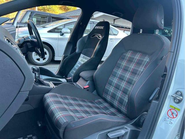 ゴルフＧＴＩ ベースグレード　レムスマフラー／ＳＳＲホイール／Ｈ＆Ｒダウンサス／ＡＰＲエアインテーク／ＥＣＳエアインテークホース／トランクスポイラー／前後ブラックエンブレム／Ａｐｐｌｅ　Ｃａｒ　Ｐｌａｙ／バックカメラ／ドラレコ（32枚目）