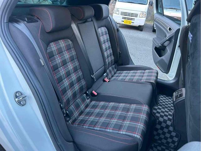 ゴルフＧＴＩ ベースグレード　レムスマフラー／ＳＳＲホイール／Ｈ＆Ｒダウンサス／ＡＰＲエアインテーク／ＥＣＳエアインテークホース／トランクスポイラー／前後ブラックエンブレム／Ａｐｐｌｅ　Ｃａｒ　Ｐｌａｙ／バックカメラ／ドラレコ（34枚目）