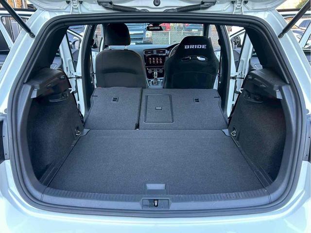ゴルフＧＴＩ ベースグレード　レムスマフラー／ＳＳＲホイール／Ｈ＆Ｒダウンサス／ＡＰＲエアインテーク／ＥＣＳエアインテークホース／トランクスポイラー／前後ブラックエンブレム／Ａｐｐｌｅ　Ｃａｒ　Ｐｌａｙ／バックカメラ／ドラレコ（38枚目）