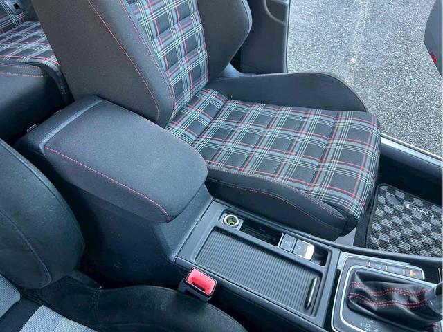 ゴルフＧＴＩ ベースグレード　レムスマフラー／ＳＳＲホイール／Ｈ＆Ｒダウンサス／ＡＰＲエアインテーク／ＥＣＳエアインテークホース／トランクスポイラー／前後ブラックエンブレム／Ａｐｐｌｅ　Ｃａｒ　Ｐｌａｙ／バックカメラ／ドラレコ（50枚目）