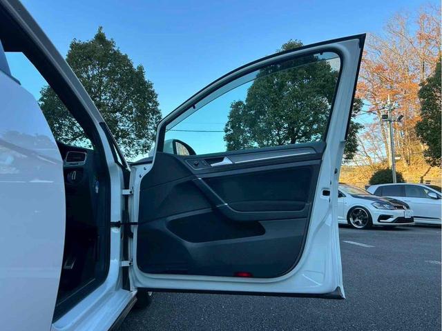ゴルフＧＴＩ ベースグレード　レムスマフラー／ＳＳＲホイール／Ｈ＆Ｒダウンサス／ＡＰＲエアインテーク／ＥＣＳエアインテークホース／トランクスポイラー／前後ブラックエンブレム／Ａｐｐｌｅ　Ｃａｒ　Ｐｌａｙ／バックカメラ／ドラレコ（61枚目）