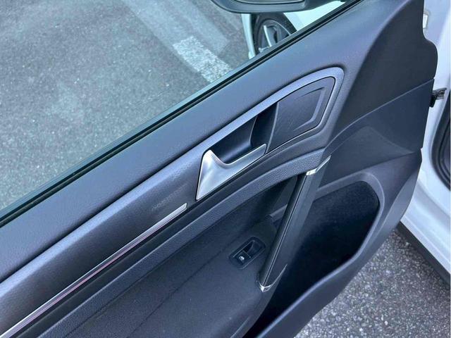 ゴルフＧＴＩ ベースグレード　レムスマフラー／ＳＳＲホイール／Ｈ＆Ｒダウンサス／ＡＰＲエアインテーク／ＥＣＳエアインテークホース／トランクスポイラー／前後ブラックエンブレム／Ａｐｐｌｅ　Ｃａｒ　Ｐｌａｙ／バックカメラ／ドラレコ（69枚目）