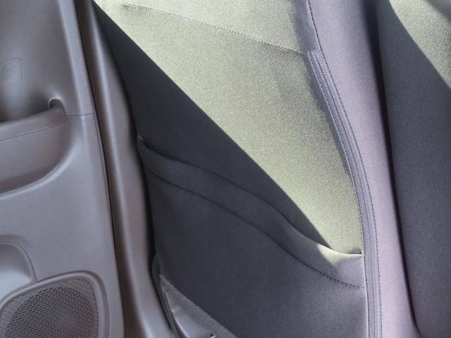 �y�V�[�g�o�b�N�|�P�b�g�z���Ȕw�ʂɂ͒n�}��G���Ȃǂ������ۂ����傫���̃|�P�b�g�����Ă��܂��B