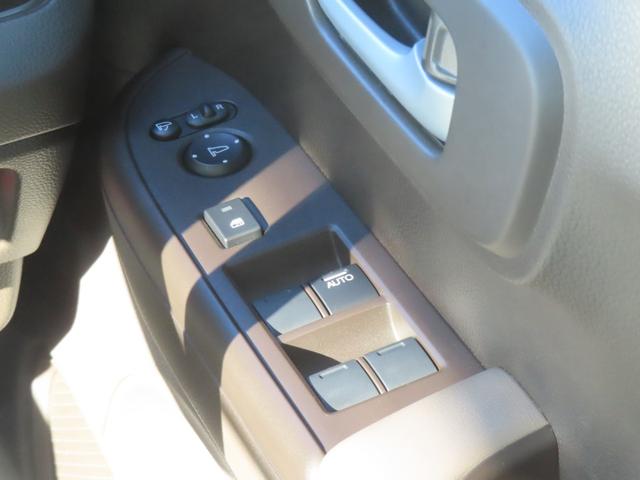 �y�p���[�E�C���h�E�̑���X�C�b�`�z���̊J��d���i�[�~���[�̃X�C�b�`������܂��B