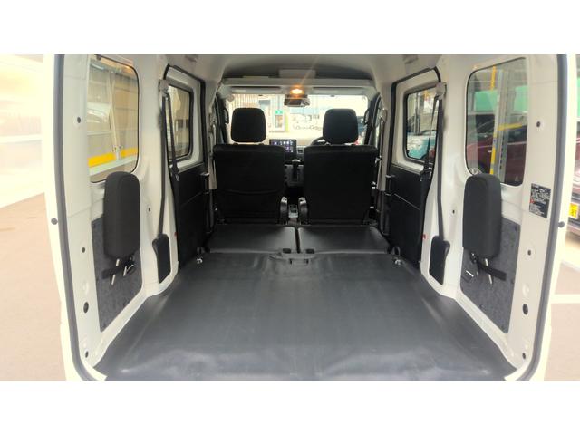 後部座席を倒せばさらに広々