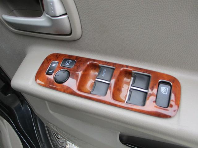 スクラムワゴン ＰＺターボ　車検令和８年３月　ドレスアップ車　ＳＤナビ　地デジフルセグテレビ　ＣＤ　ＤＶＤ　Ｂｌｕｅｔｏｏｔｈオーディオ　左パワースライドドア　ウッドパネル　茶革調シート　テーブル　社外マフラー　ＬＥＤフォグ（16枚目）