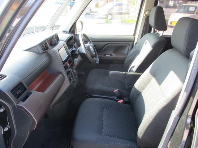 当店の隣に『逆井自動車様』が御座います。通り沿いの白いフェンスで囲まれた展示場が当店となります！