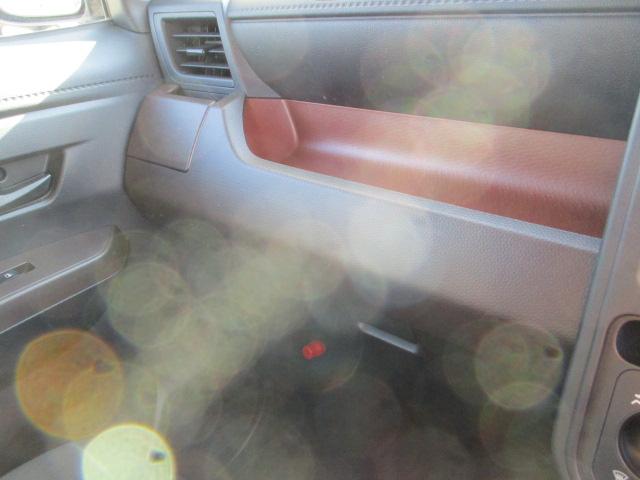 当店の隣に『逆井自動車様』が御座います。通り沿いの白いフェンスで囲まれた展示場が当店となります！