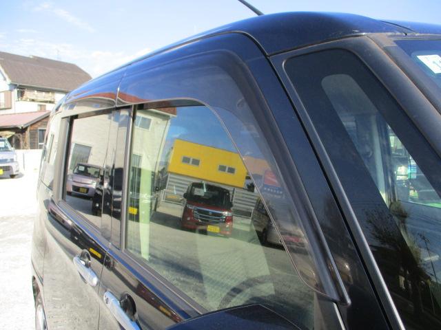 当店の隣に『逆井自動車様』が御座います。通り沿いの白いフェンスで囲まれた展示場が当店となります！